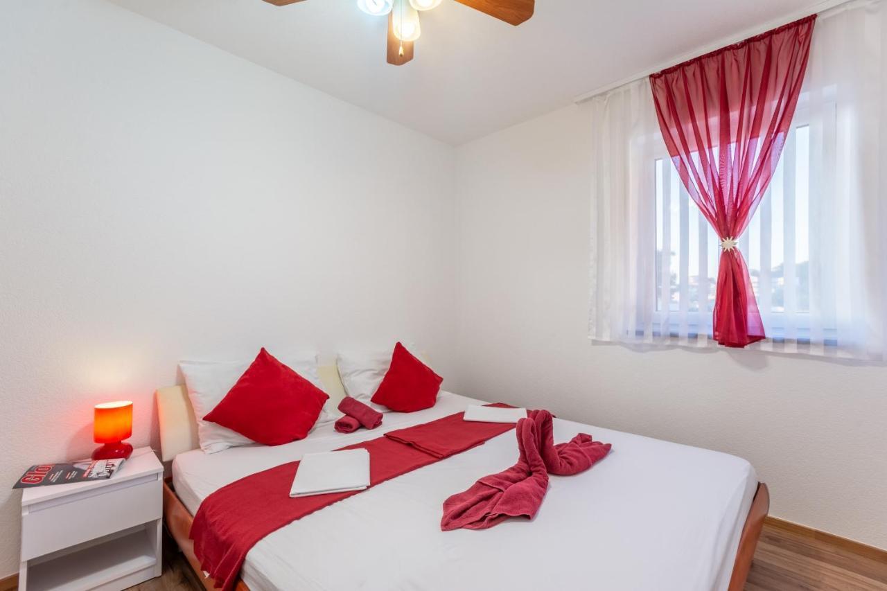 Family Friendly Apartments With A Swimming Pool Stanici, Omis - 18676 Exterior photo