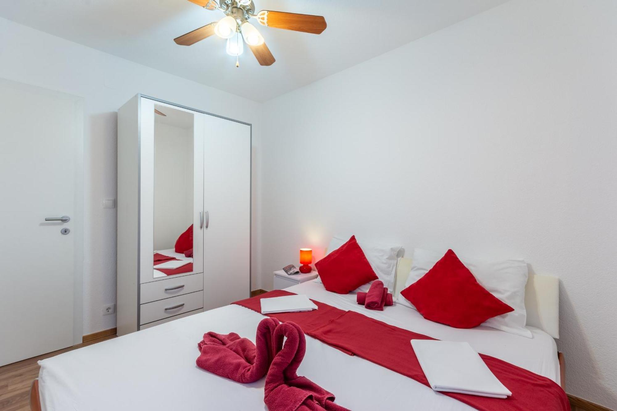 Family Friendly Apartments With A Swimming Pool Stanici, Omis - 18676 Room photo